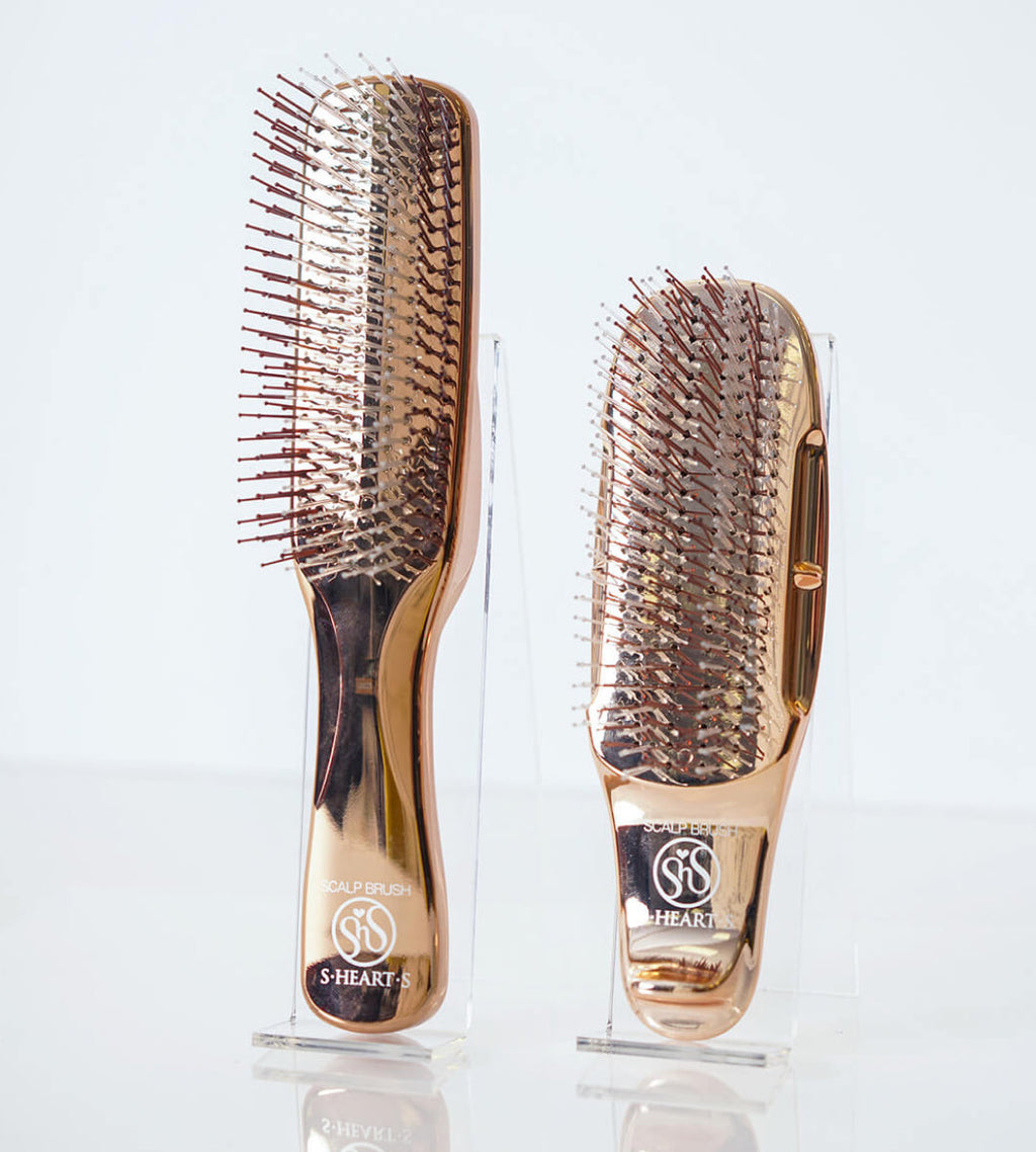 S-HEART-S Scalp Brush World Premium Short Gold - Grzebień do oczyszczania i masażu skóry głowy dla wszystkich typów włosów*